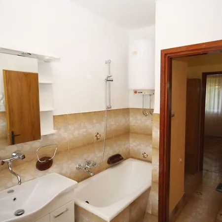 Apartment Two Bedroom Apartment, Neighborhood, Free Parking, Wifi *