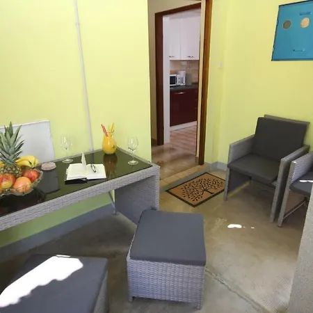 Apartment Two Bedroom Apartment, Neighborhood, Free Parking, Wifi *