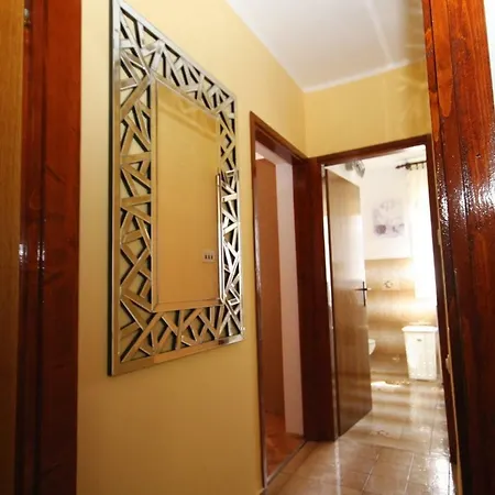 Two Bedroom Apartment, Neighborhood, Free Parking, Wifi *