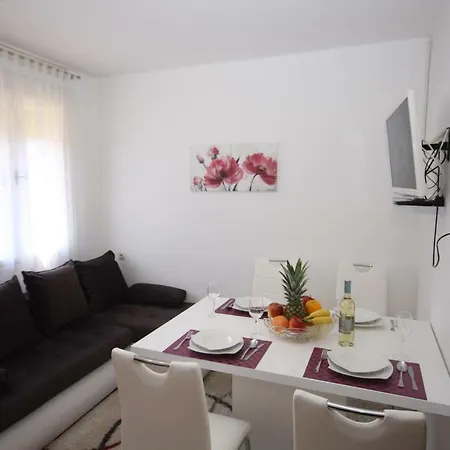 Apartment Two Bedroom Apartment, Neighborhood, Free Parking, Wifi