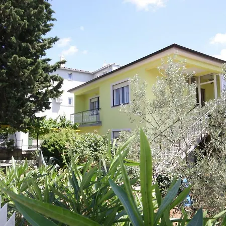 Two Bedroom Apartment, Neighborhood, Free Parking, Wifi Apartment