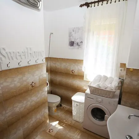 Apartment Two Bedroom Apartment, Neighborhood, Free Parking, Wifi *