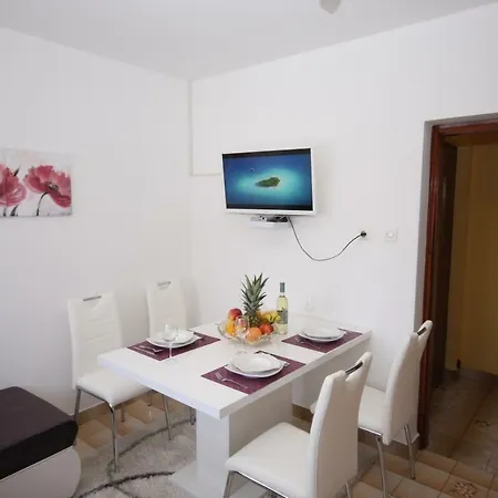 Two Bedroom Apartment, Neighborhood, Free Parking, Wifi * Pula