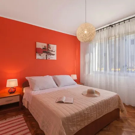 Two Bedroom Apartment, Neighborhood, Free Parking, Wifi * Pula