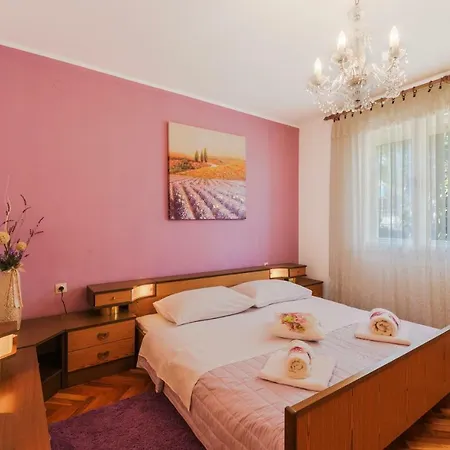 Two Bedroom Apartment, Neighborhood, Free Parking, Wifi