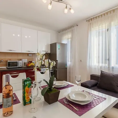 Apartment Two Bedroom Apartment, Neighborhood, Free Parking, Wifi