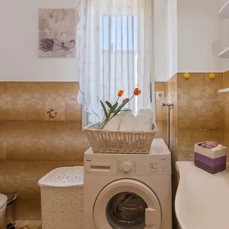 Two Bedroom Apartment, Neighborhood, Free Parking, Wifi * Pula