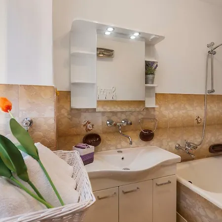 Two Bedroom Apartment, Neighborhood, Free Parking, Wifi Apartment Pula