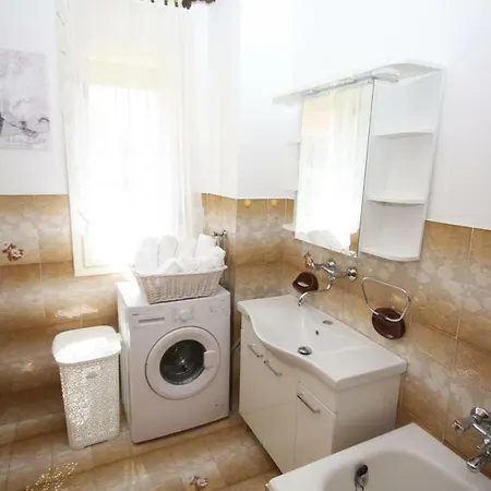 Appartement Two Bedroom Apartment, Neighborhood, Free Parking, Wifi