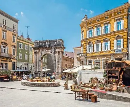 Appartement Two Bedroom Apartment, Neighborhood, Free Parking, Wifi *